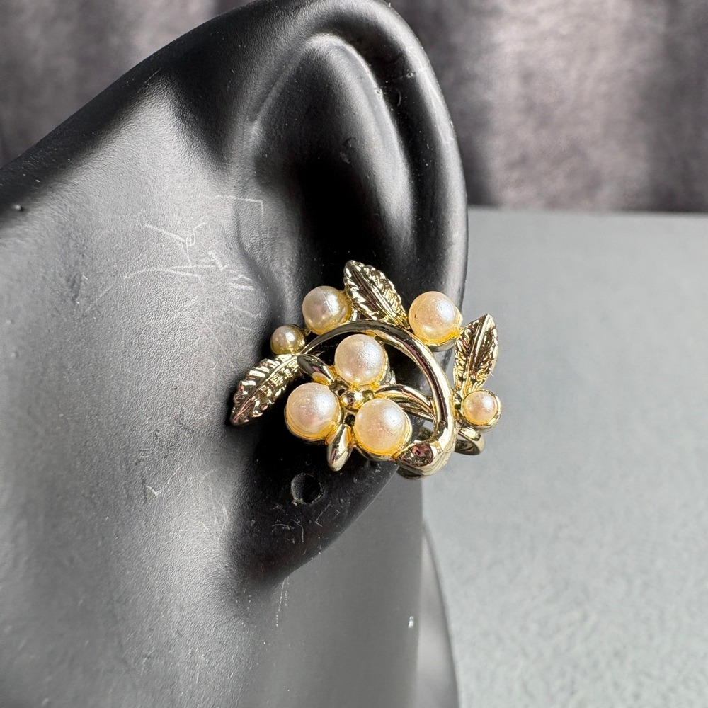 Vintage Gold Tone Faux Pearl Floral Leaf Screw Back Earrings Non-Pierced